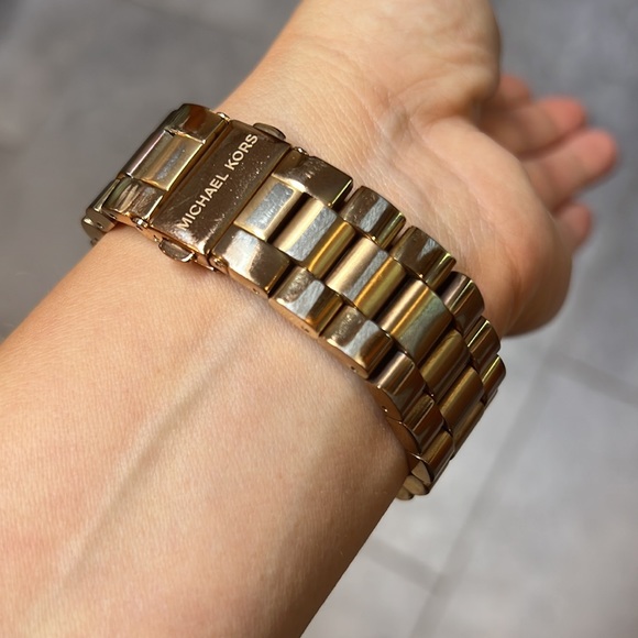 Beautiful rose gold blue face Michael Kors watch - Picture 4 of 6